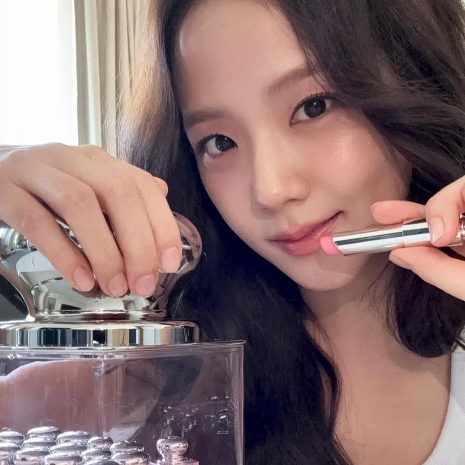 Recent activity shot of Jisoo (1995)