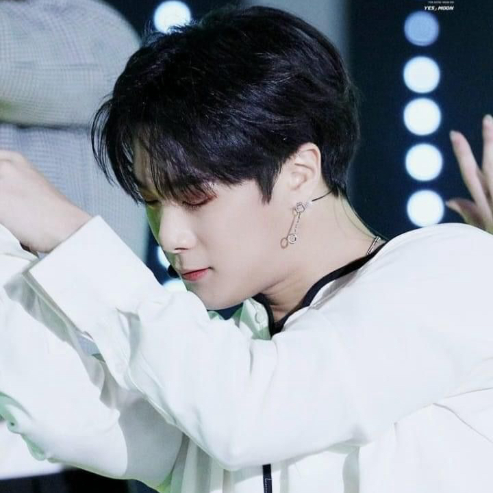 Behind-the-scenes cut of Cha Eunwoo