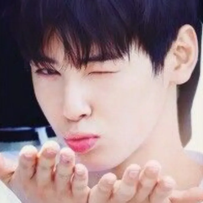 A moment captured by a fan of Cha Eunwoo