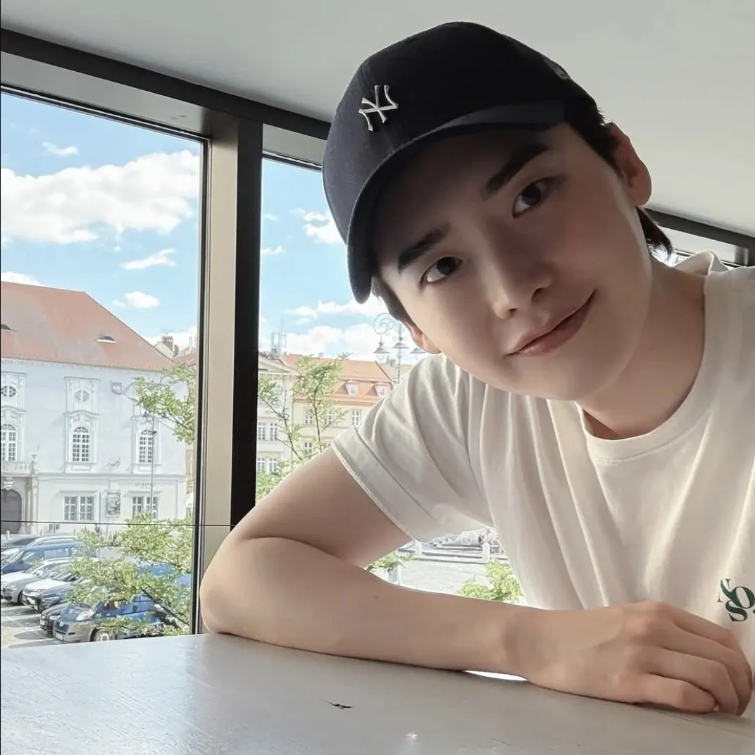 Behind-the-scenes cut of Lee Jongsuk