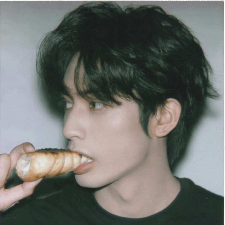 Behind-the-scenes cut of Song WeiLong
