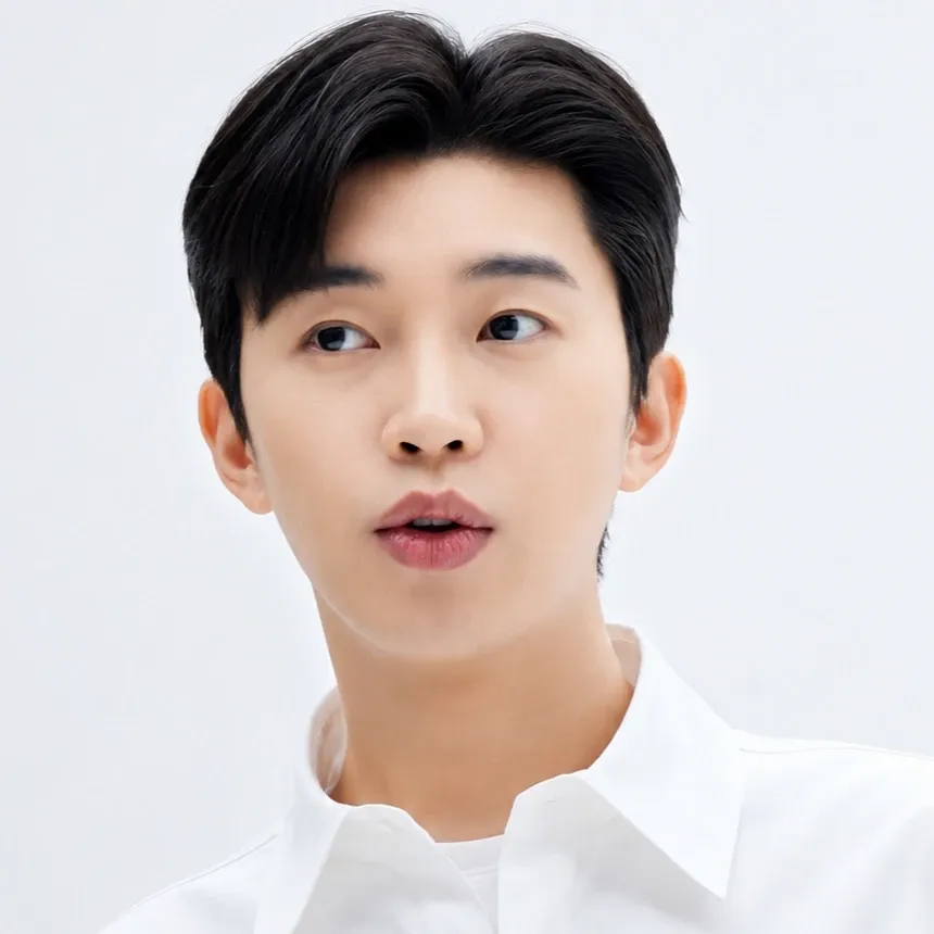 Behind-the-scenes cut of Lim Youngwoong