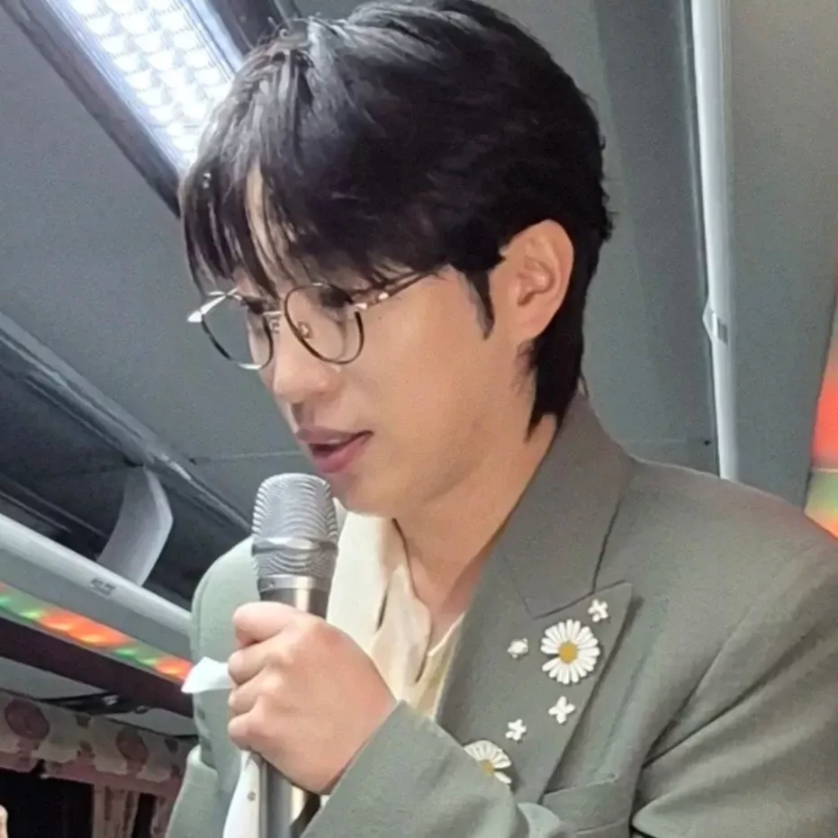 A moment captured by a fan of An Sunghoon