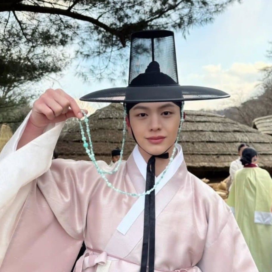 A moment captured by a fan of Yook Sungjae