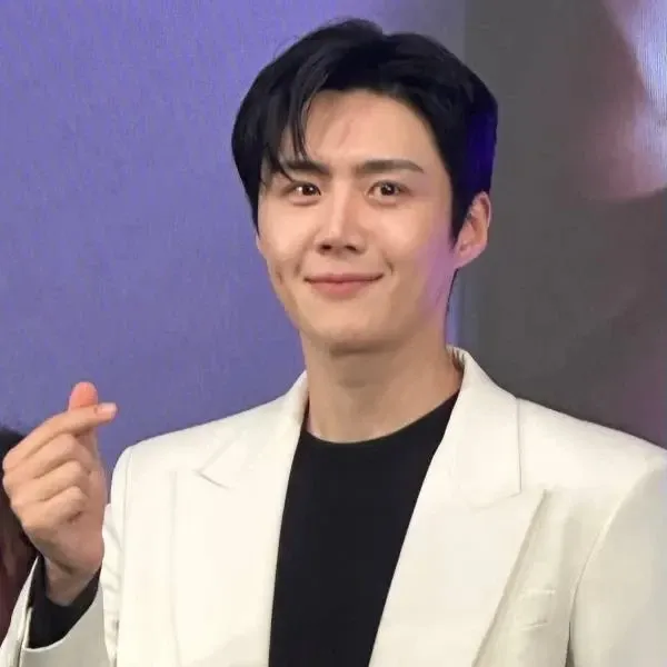 Behind-the-scenes cut of Kim Seonho