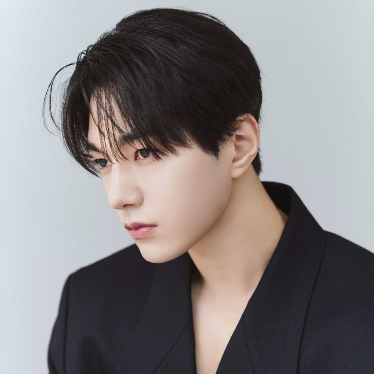 Recent activity shot of Kim Myungsoo (L)