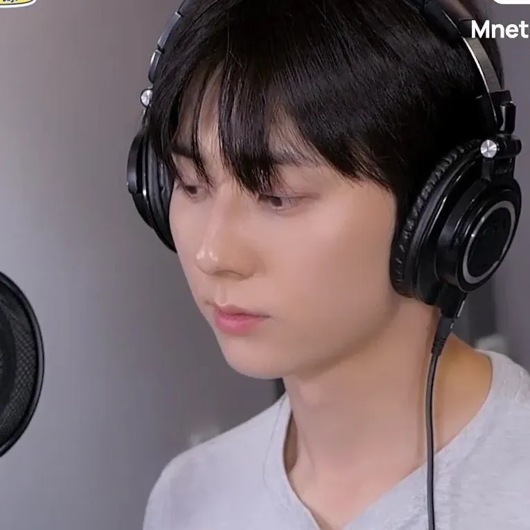 A moment captured by a fan of Hwang Minhyun