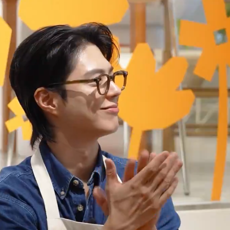 A moment captured by a fan of Park Bogum