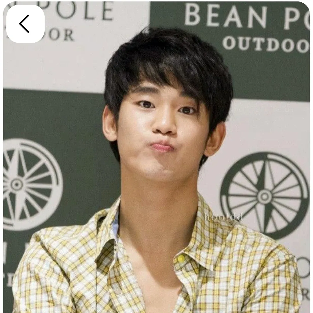 粉丝拍下的金秀贤瞬间