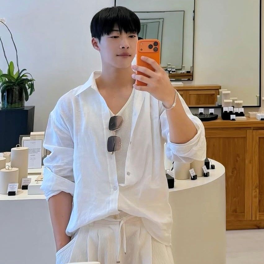 A moment captured by a fan of Woo Dohwan