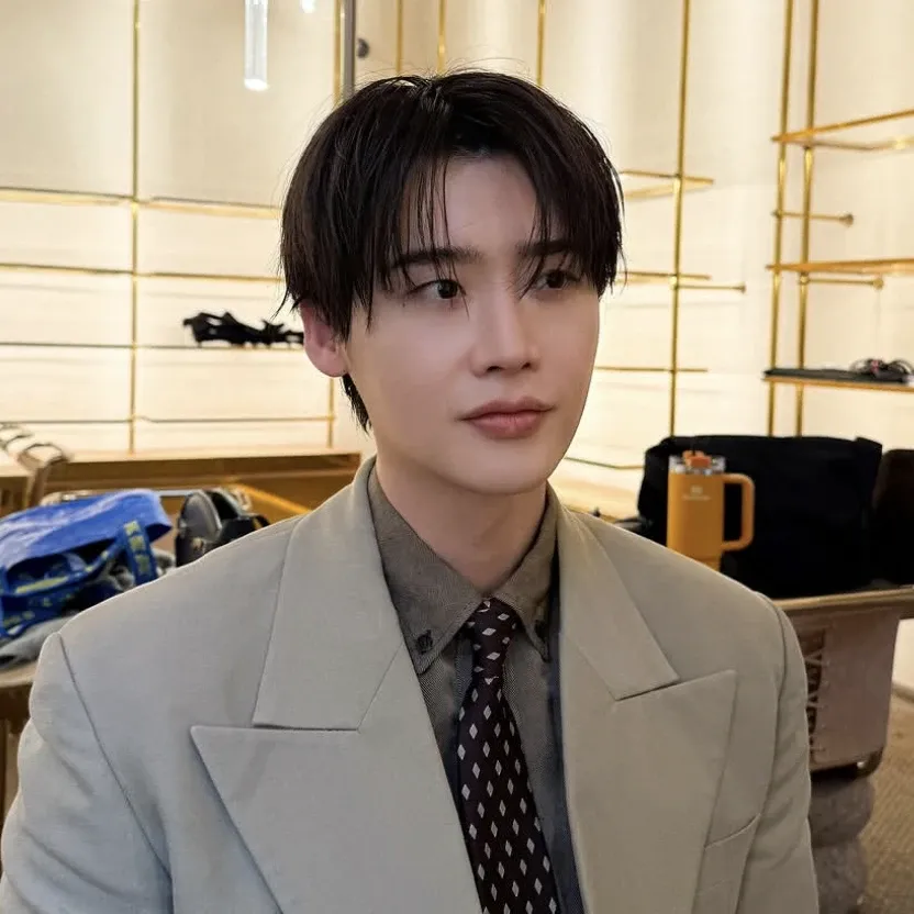 Foto terbaru dari Lee Jongsuk