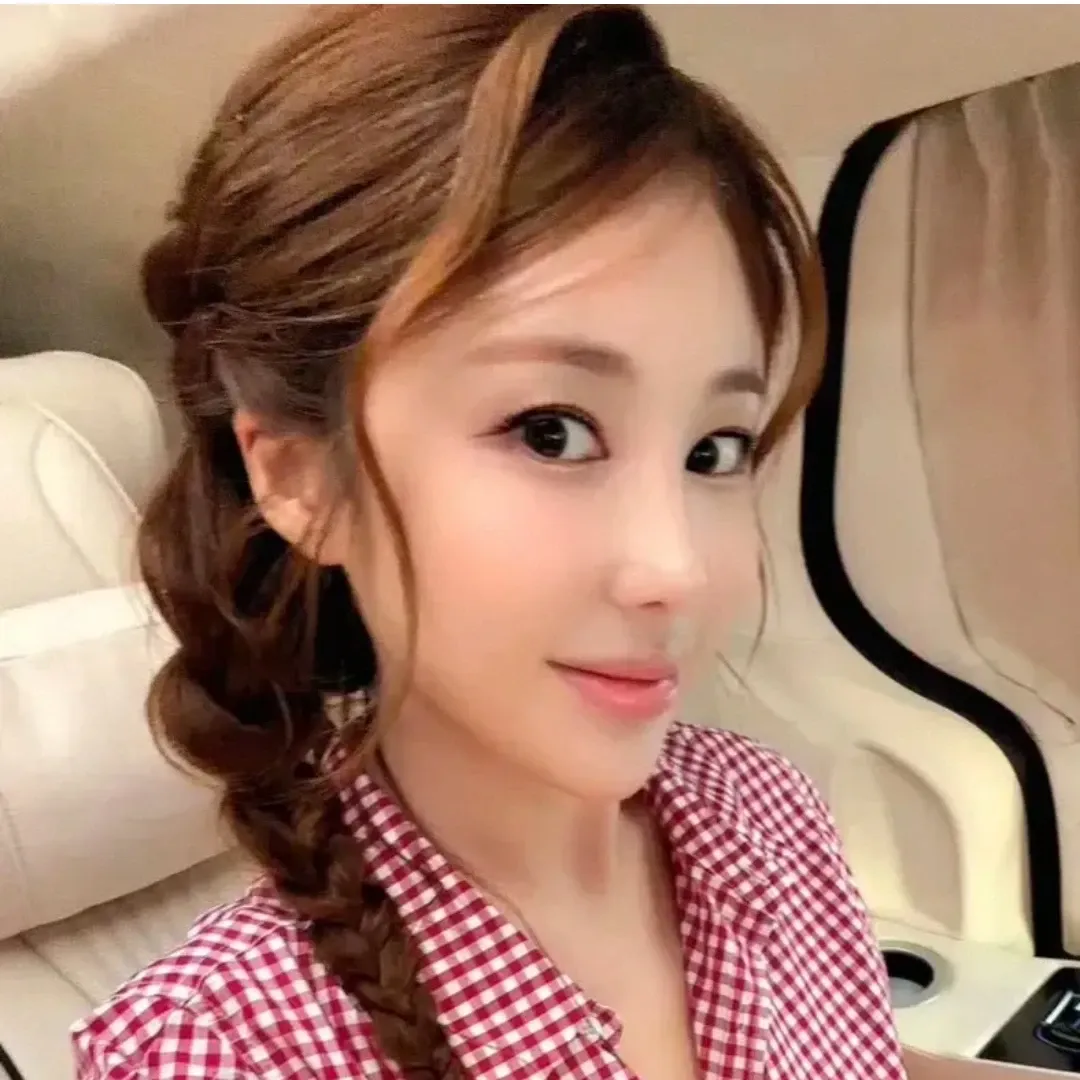 Recent activity shot of Kim Soyou
