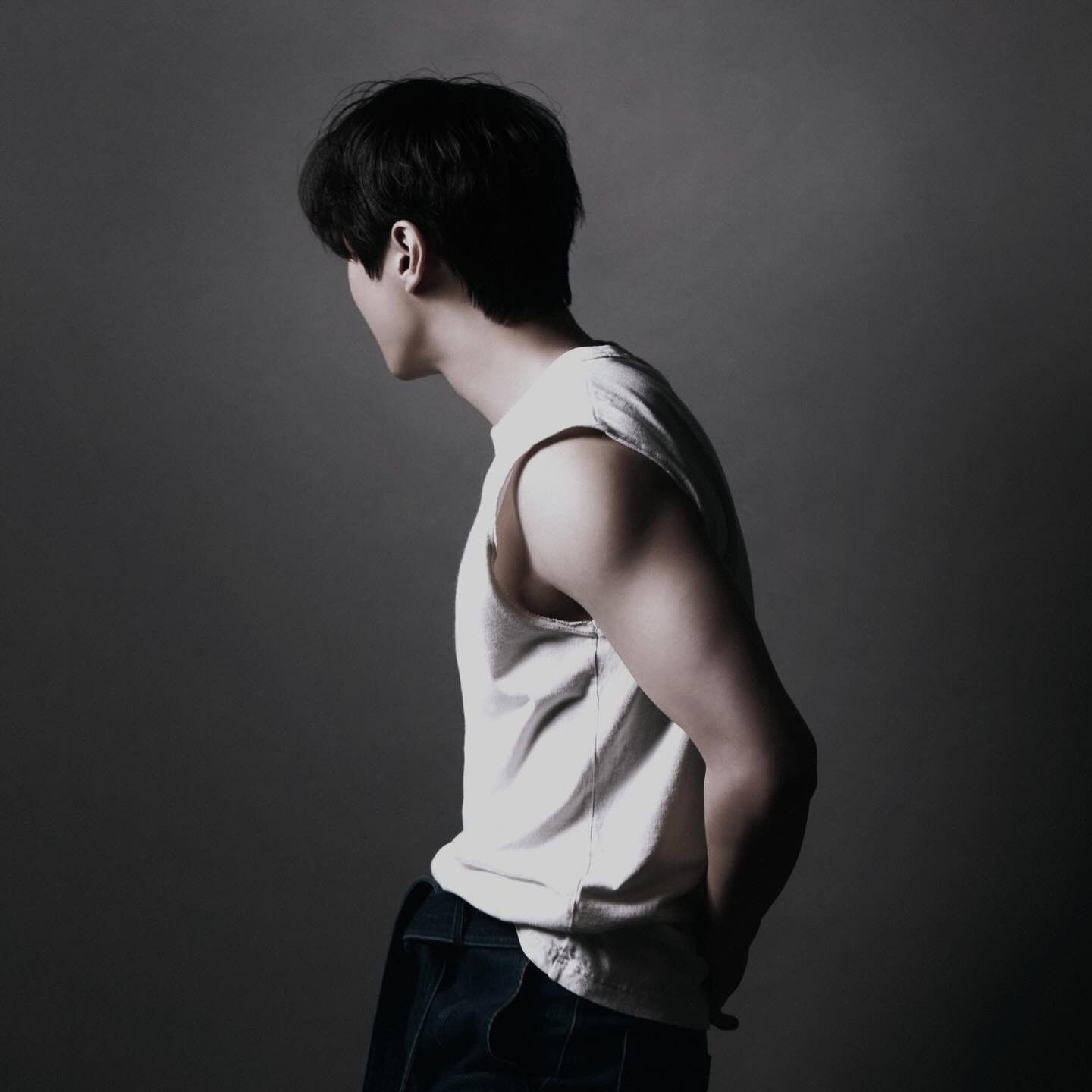 Behind-the-scenes cut of Lee Junyoung