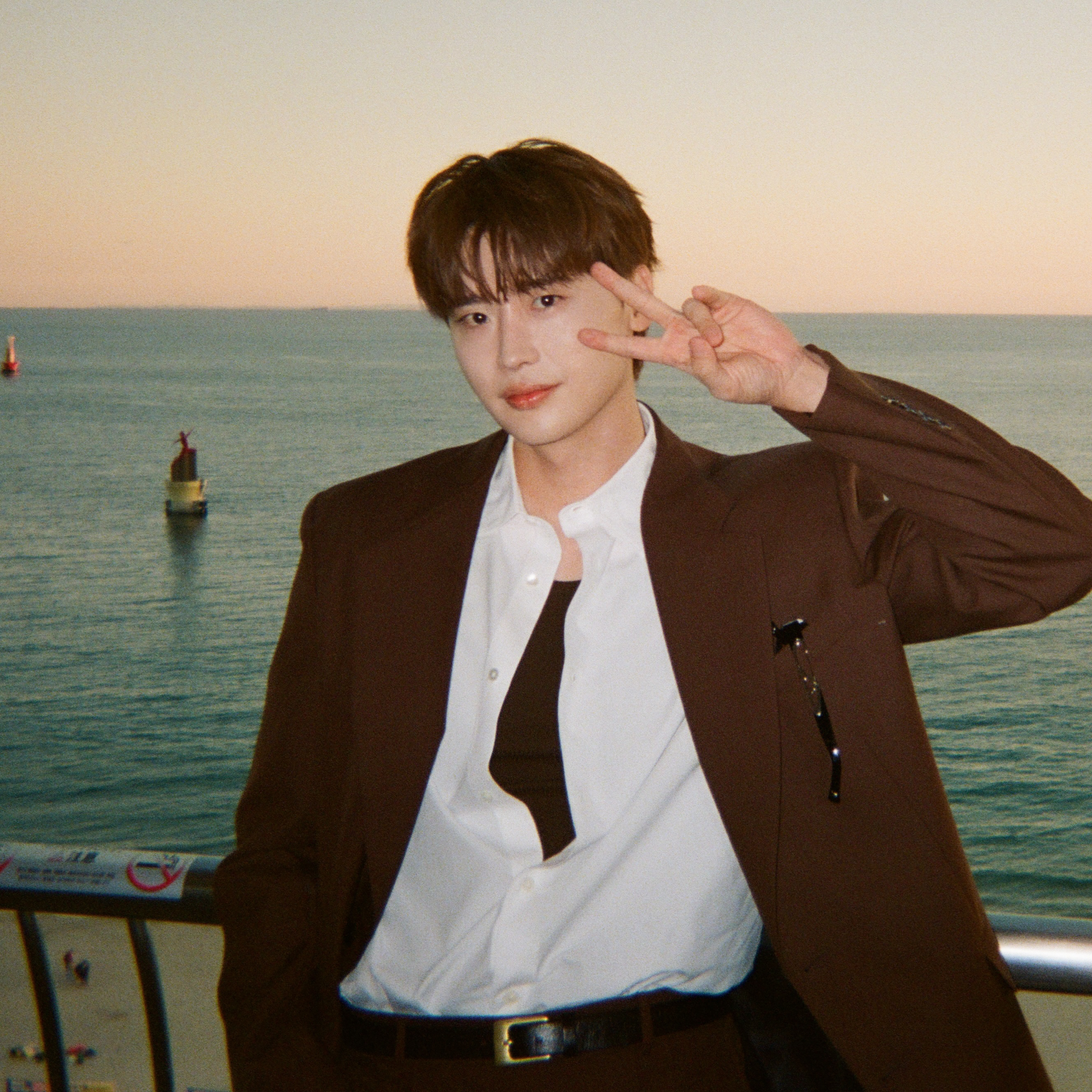 Behind-the-scenes cut of Lee Jongsuk