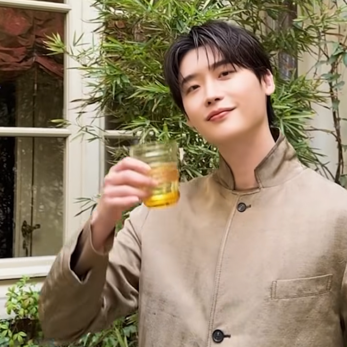 A moment captured by a fan of Lee Jongsuk