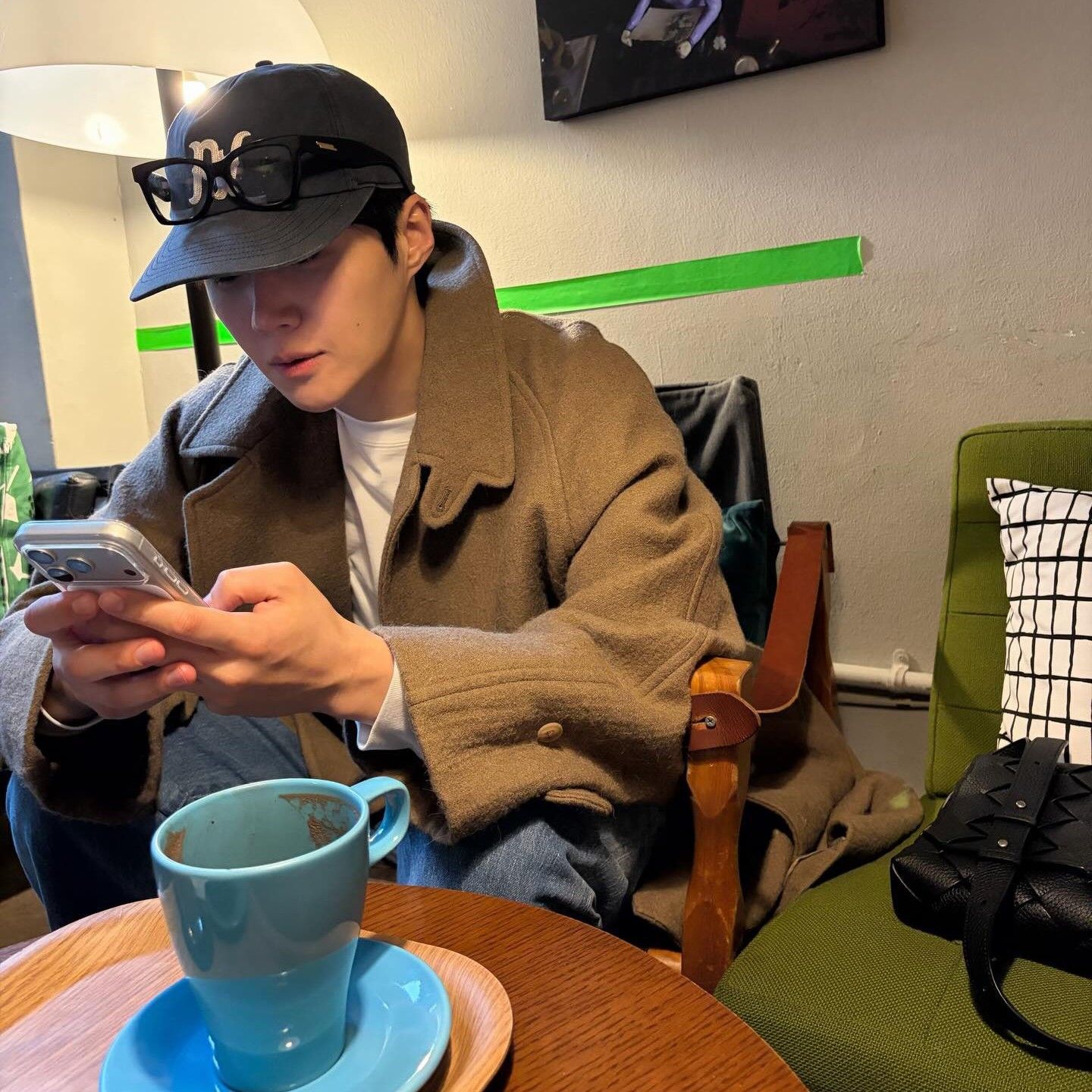 Behind-the-scenes cut of Kim Seonho