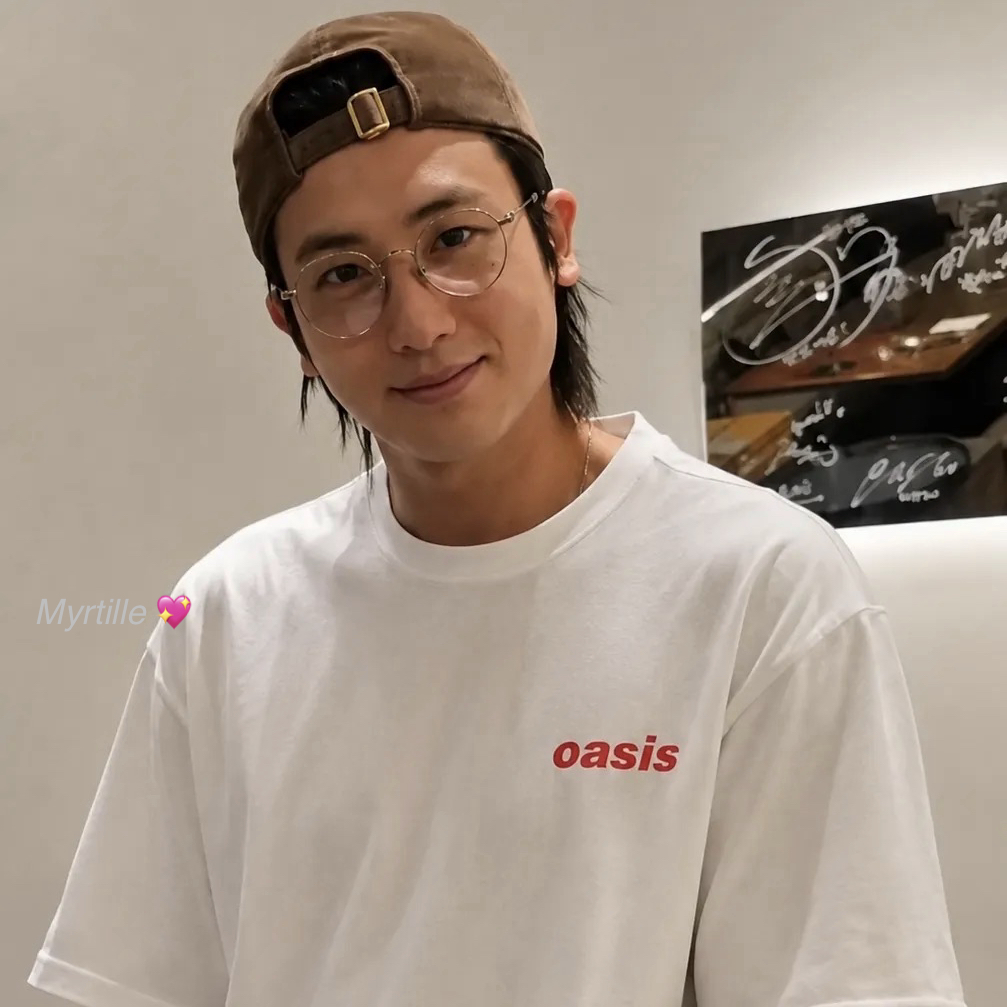 A moment captured by a fan of Park Hyungsik