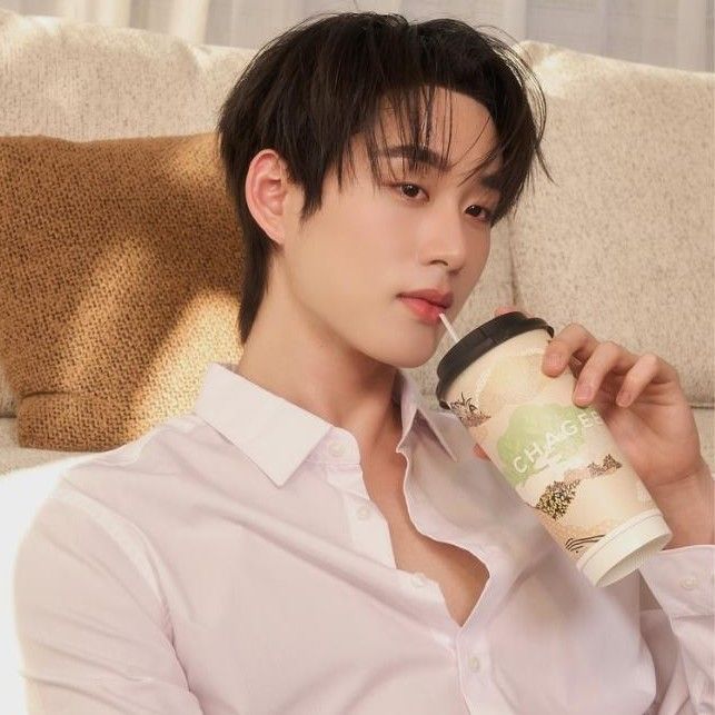 Behind-the-scenes cut of Est Supha Sangaworawong