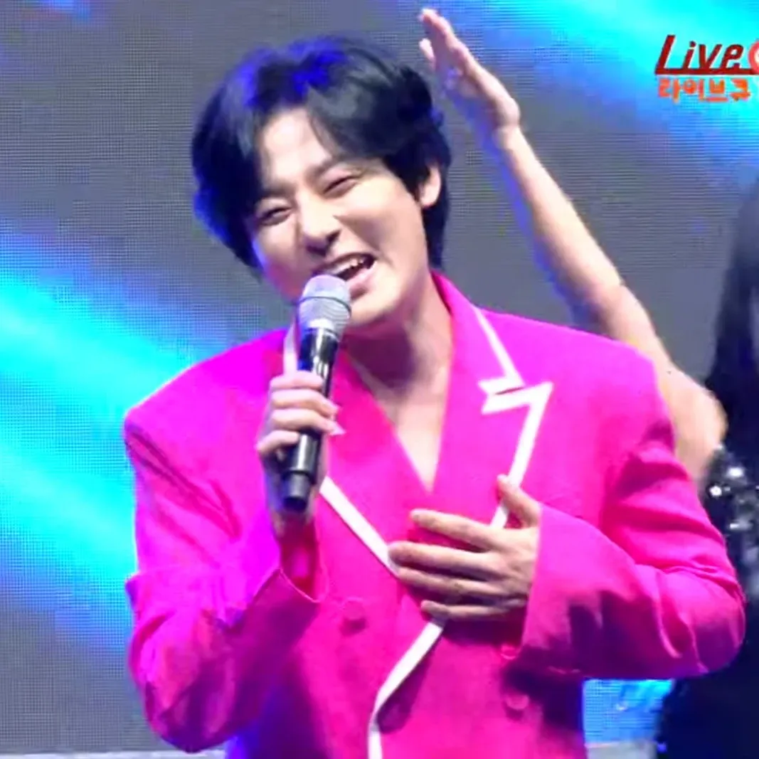 A moment captured by a fan of Kang Moonkyung