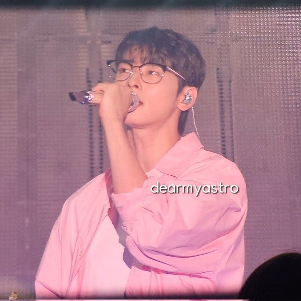 Behind-the-scenes cut of Cha Eunwoo