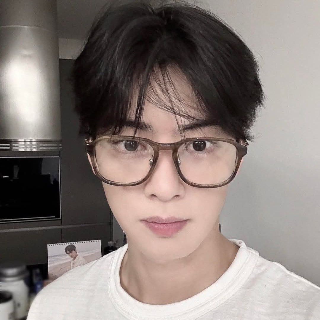 Behind-the-scenes cut of Cha Eunwoo