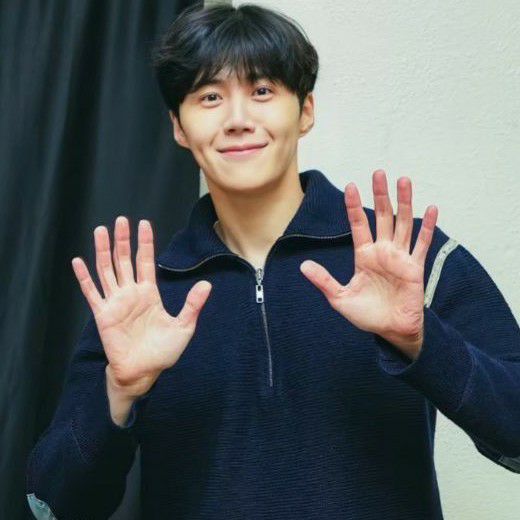 粉絲拍下的金宣虎瞬間