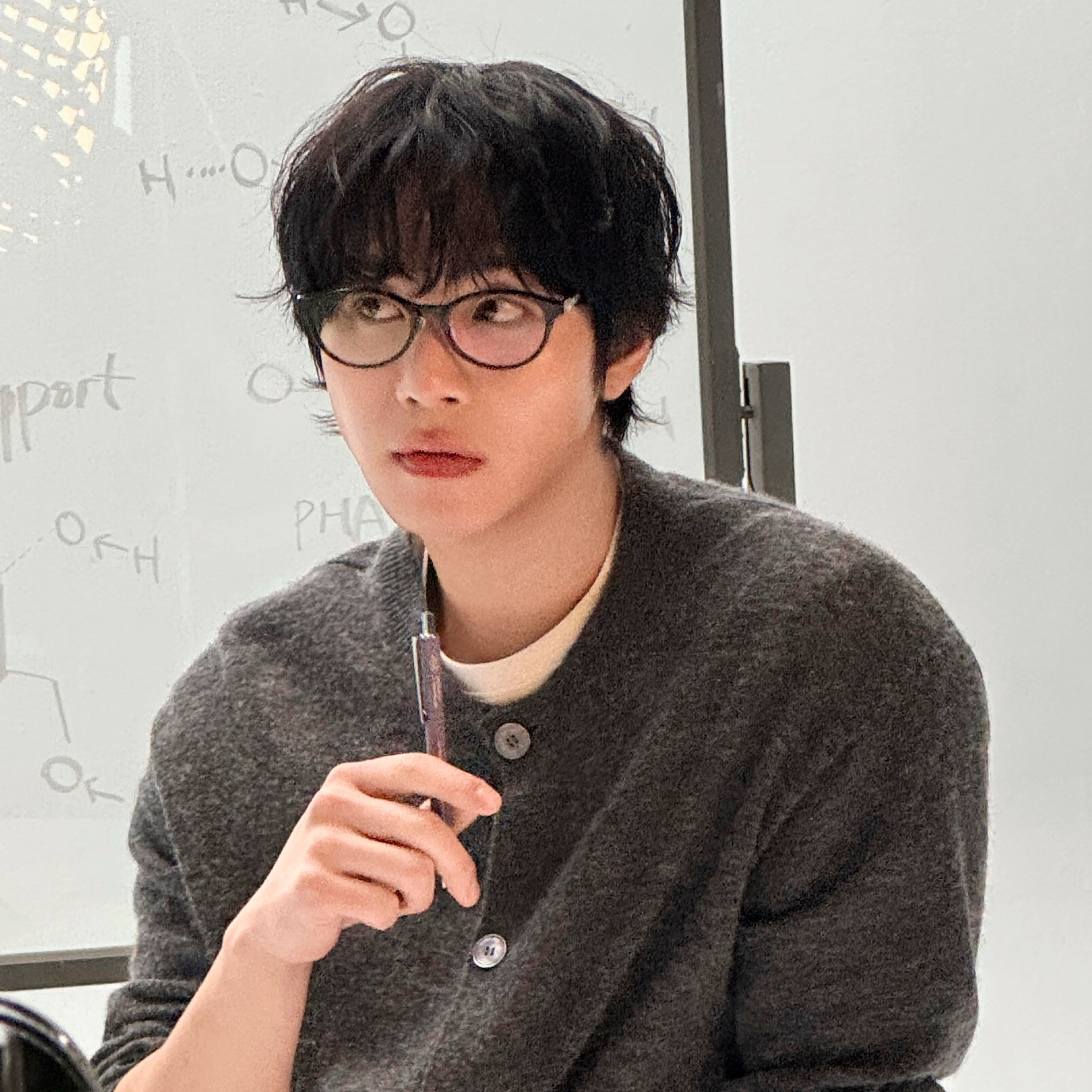 粉丝拍下的安孝燮瞬间