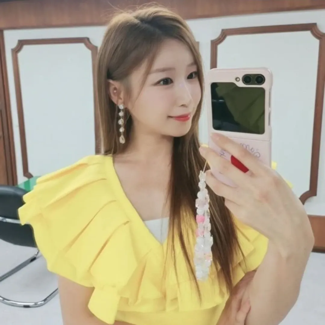 Behind-the-scenes cut of Lee Sona