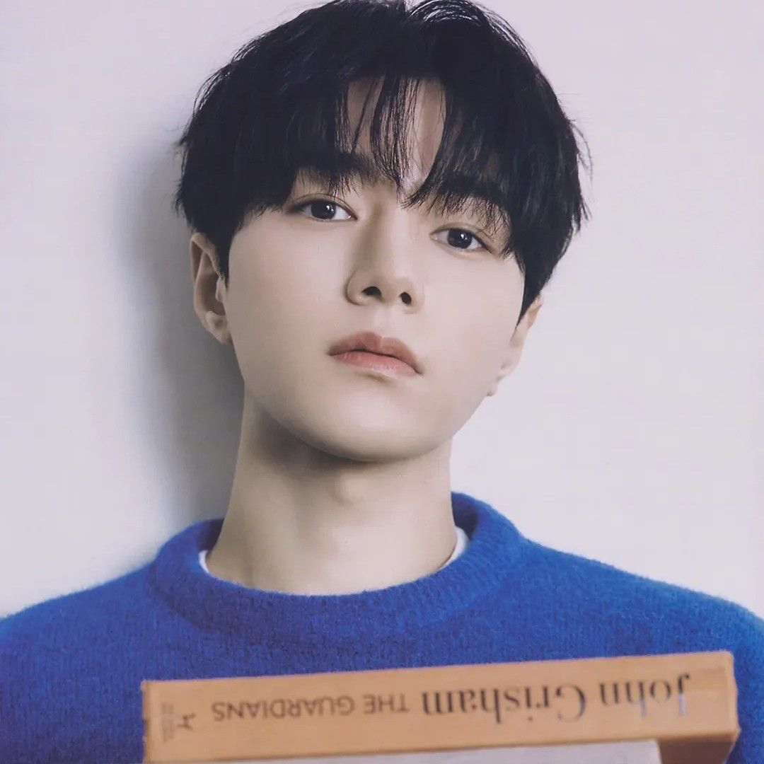 A moment captured by a fan of Kim Myungsoo (L)