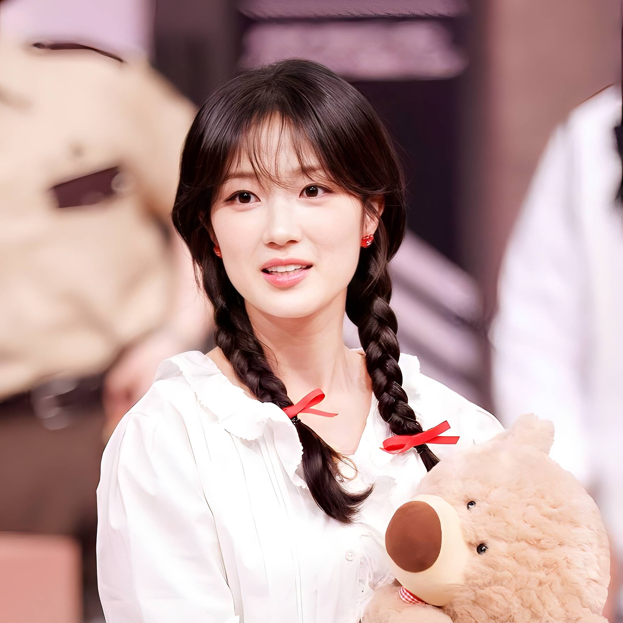 Behind-the-scenes cut of Kim Hyeyoon
