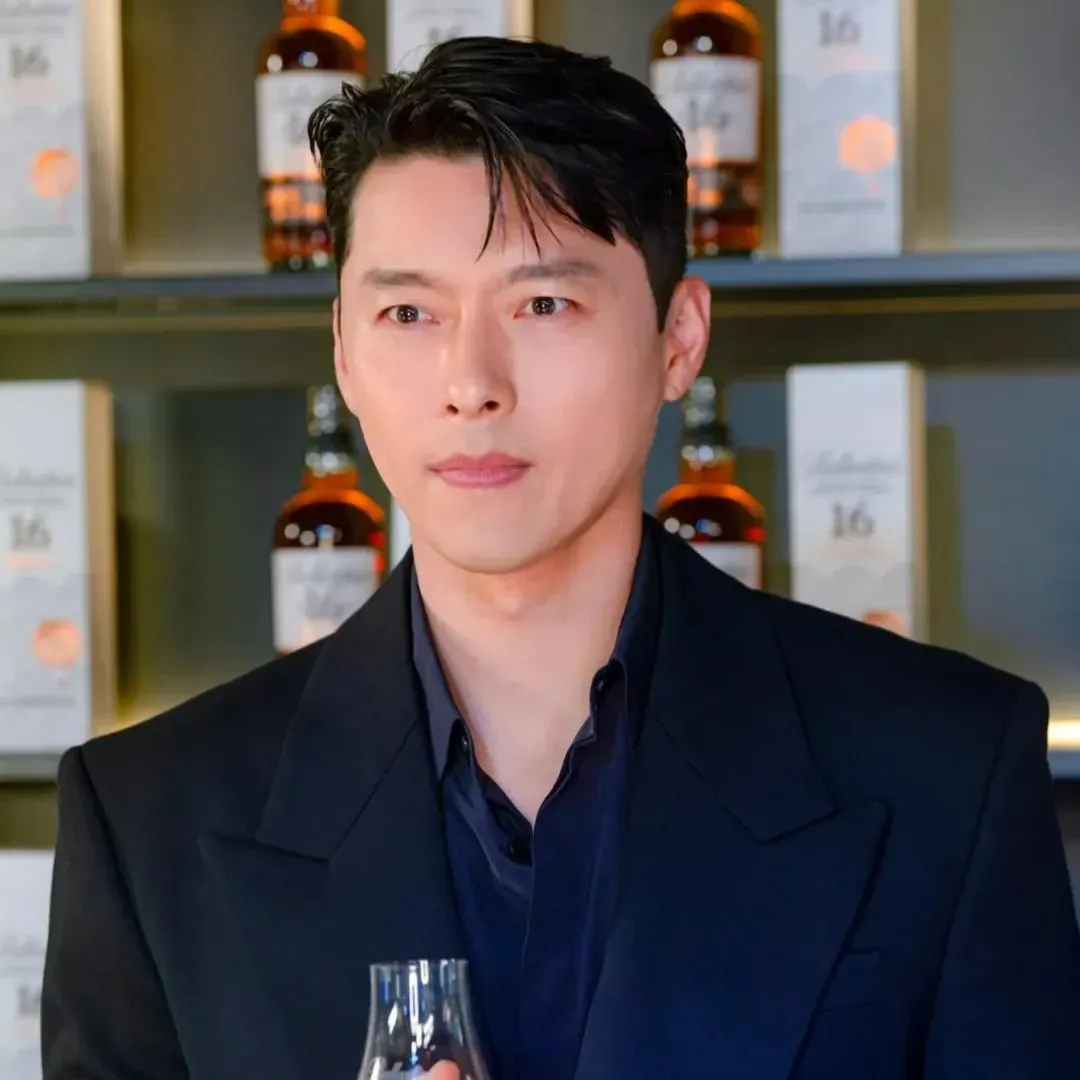 A moment captured by a fan of Hyun Bin