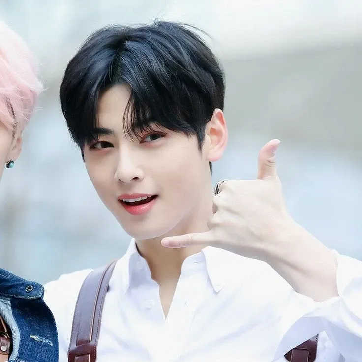A moment captured by a fan of Cha Eunwoo