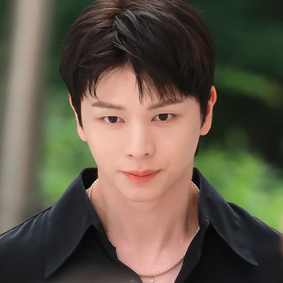 A moment captured by a fan of Yook Sungjae