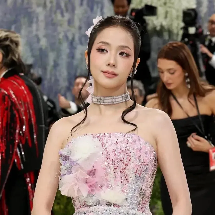 Behind-the-scenes cut of Jisoo (1995)