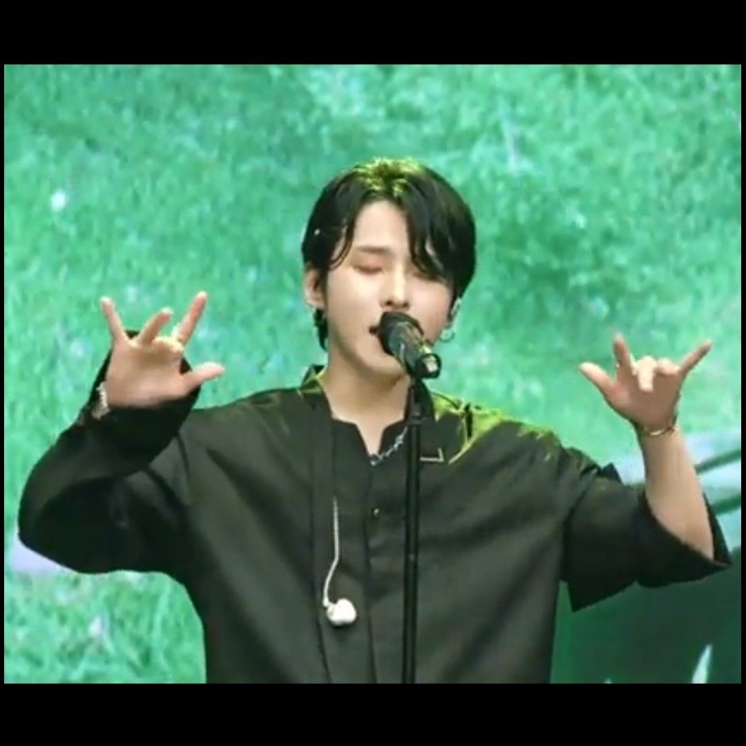 A moment captured by a fan of Seong Ri