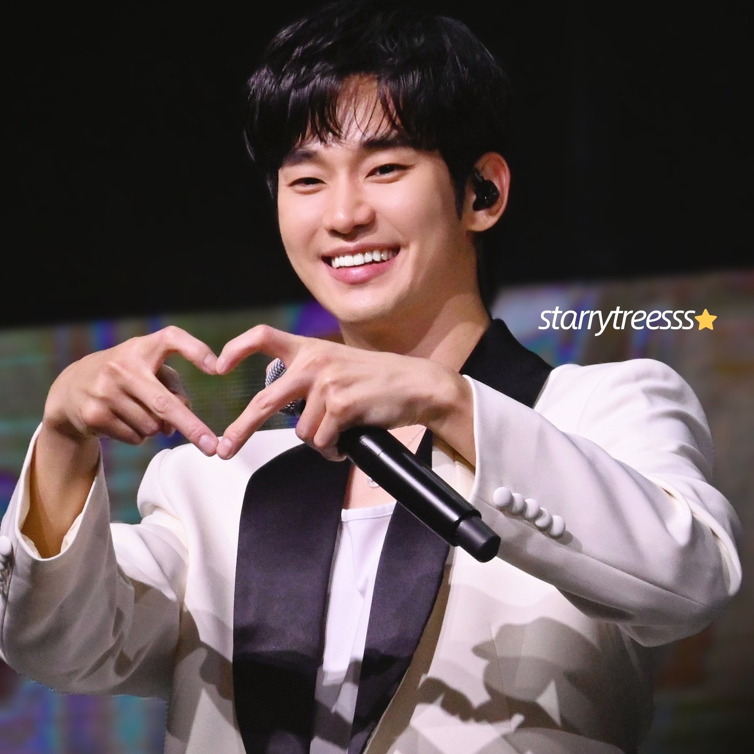 A moment captured by a fan of Kim Soohyun