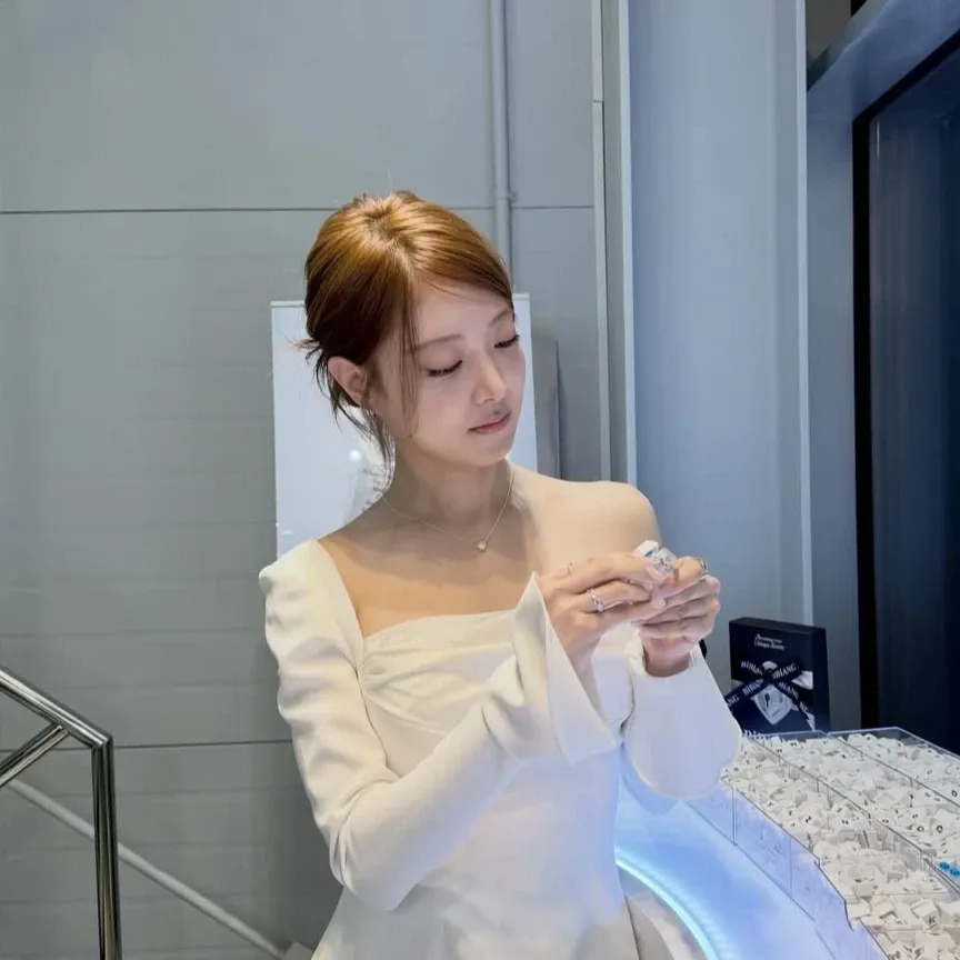 Behind-the-scenes cut of Lee Seyoung
