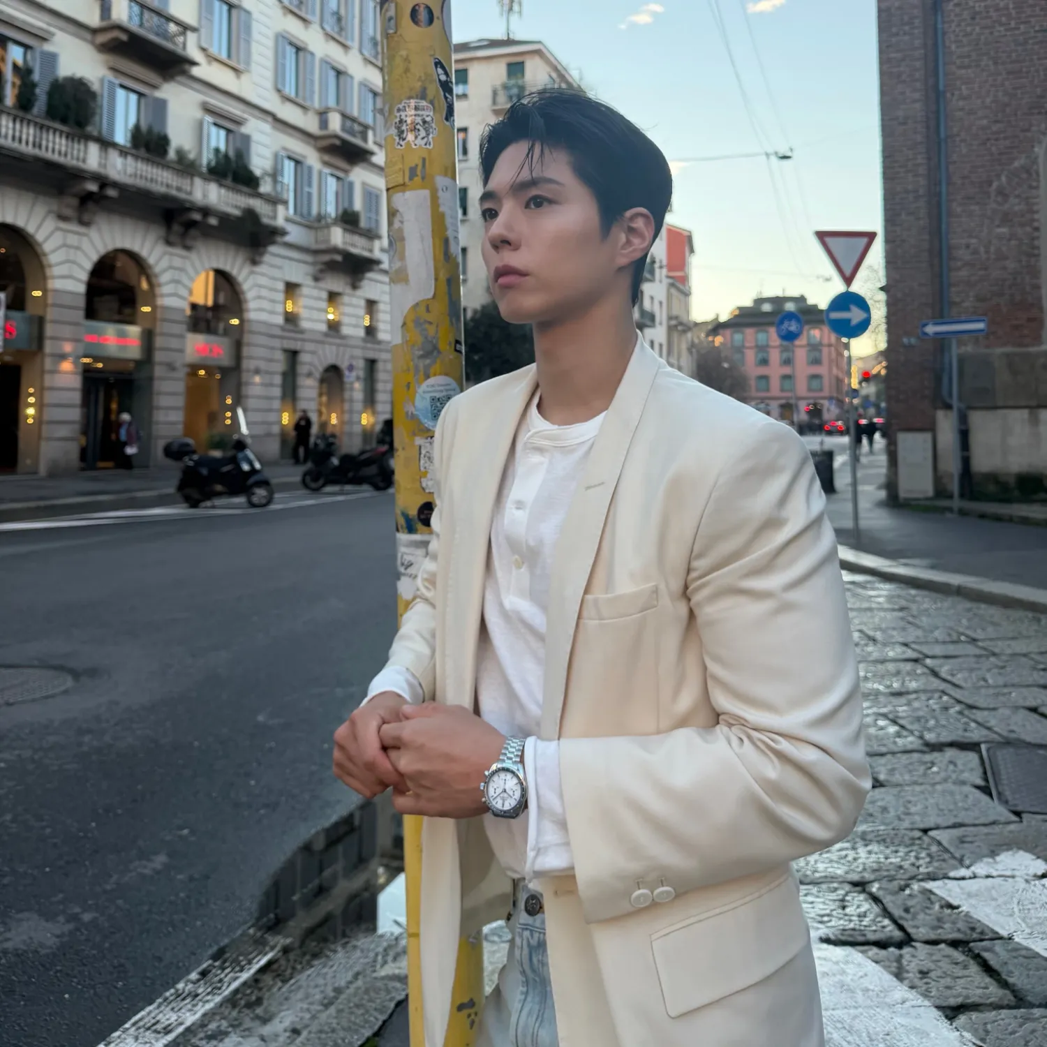 A moment captured by a fan of Park Bogum