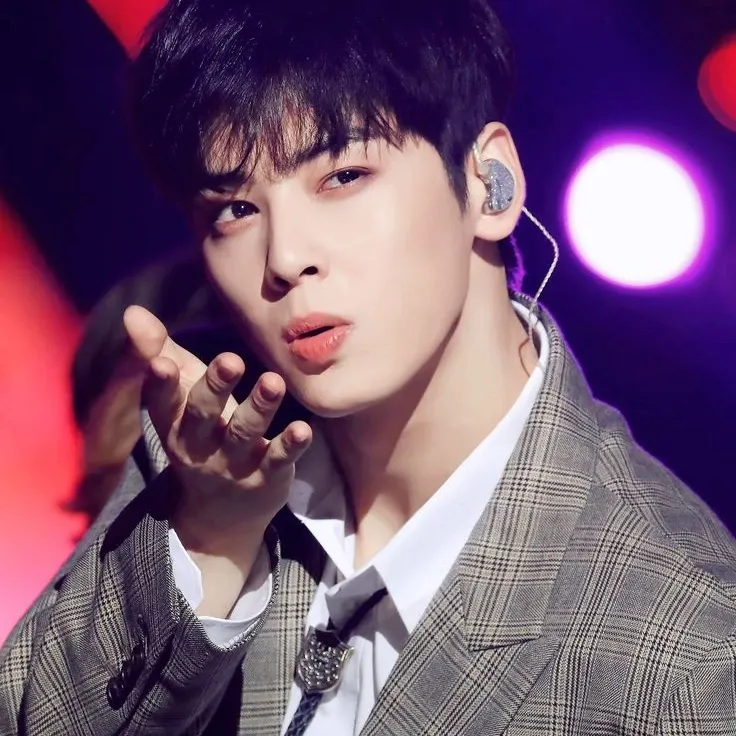 Behind-the-scenes cut of Cha Eunwoo