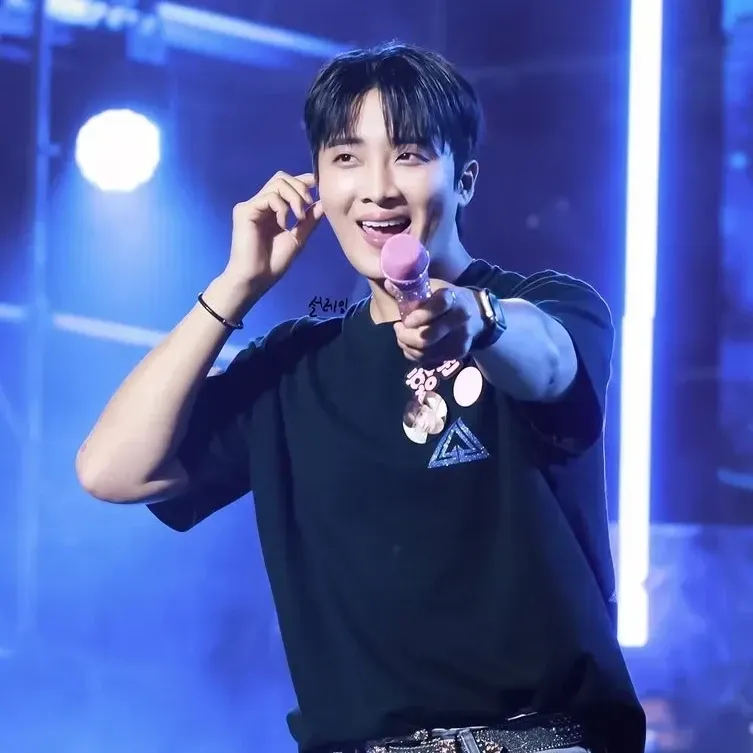 A moment captured by a fan of Hwang Yunsung