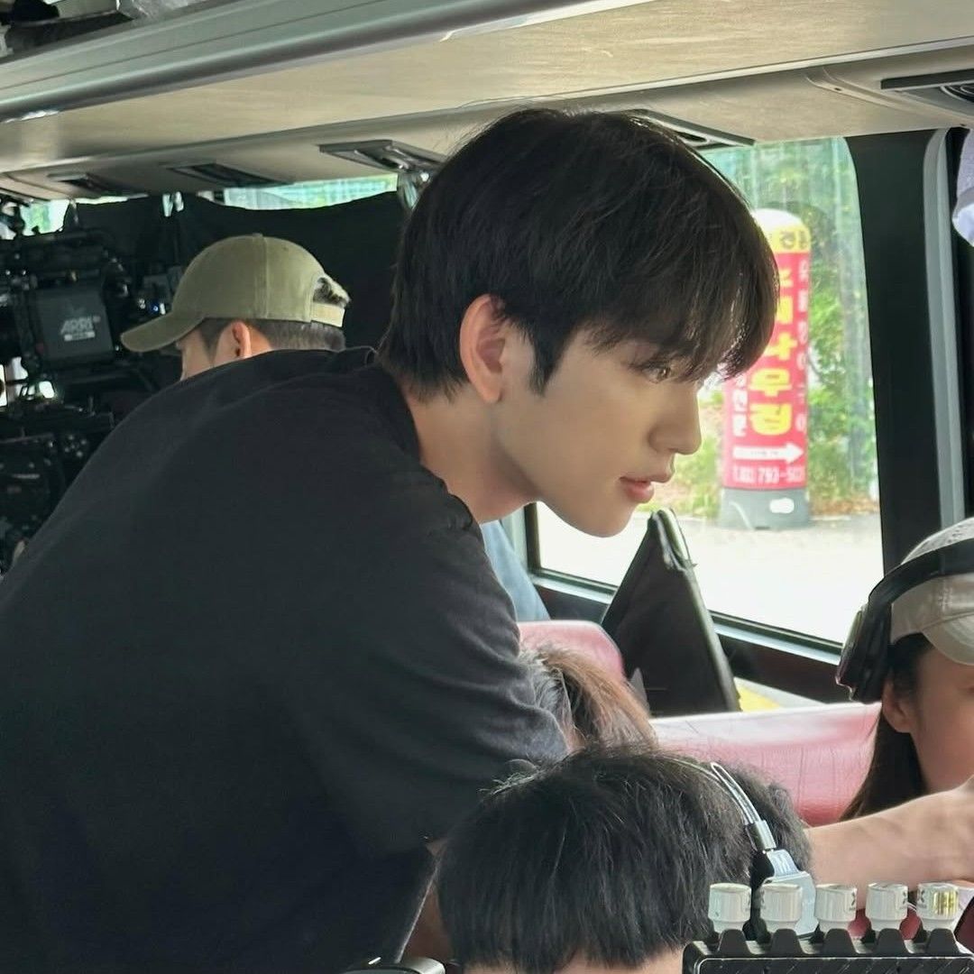 A moment captured by a fan of Park Jinyoung