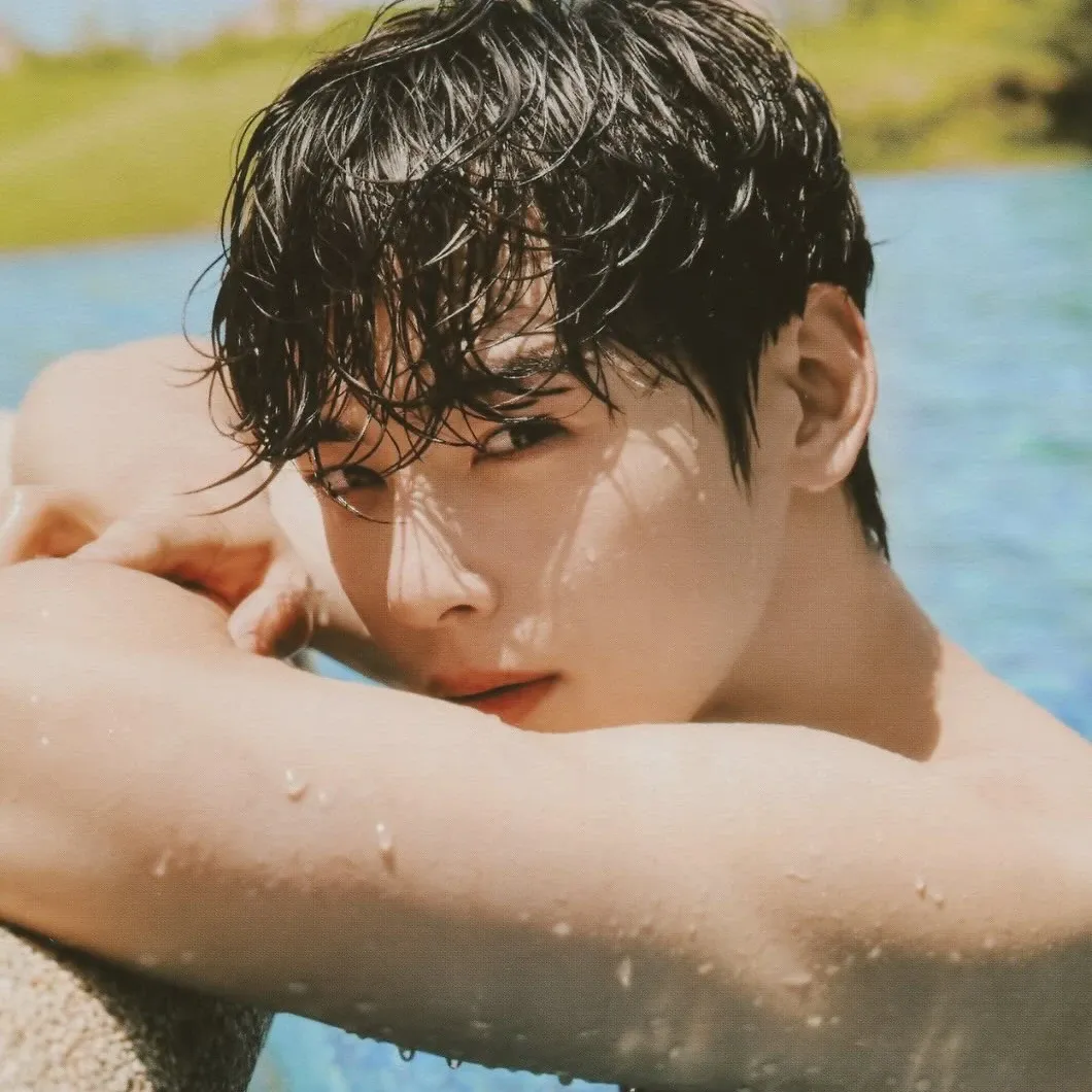 A moment captured by a fan of Cha Eunwoo