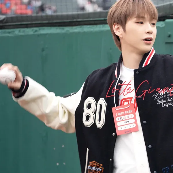 粉丝拍下的李灿元瞬间