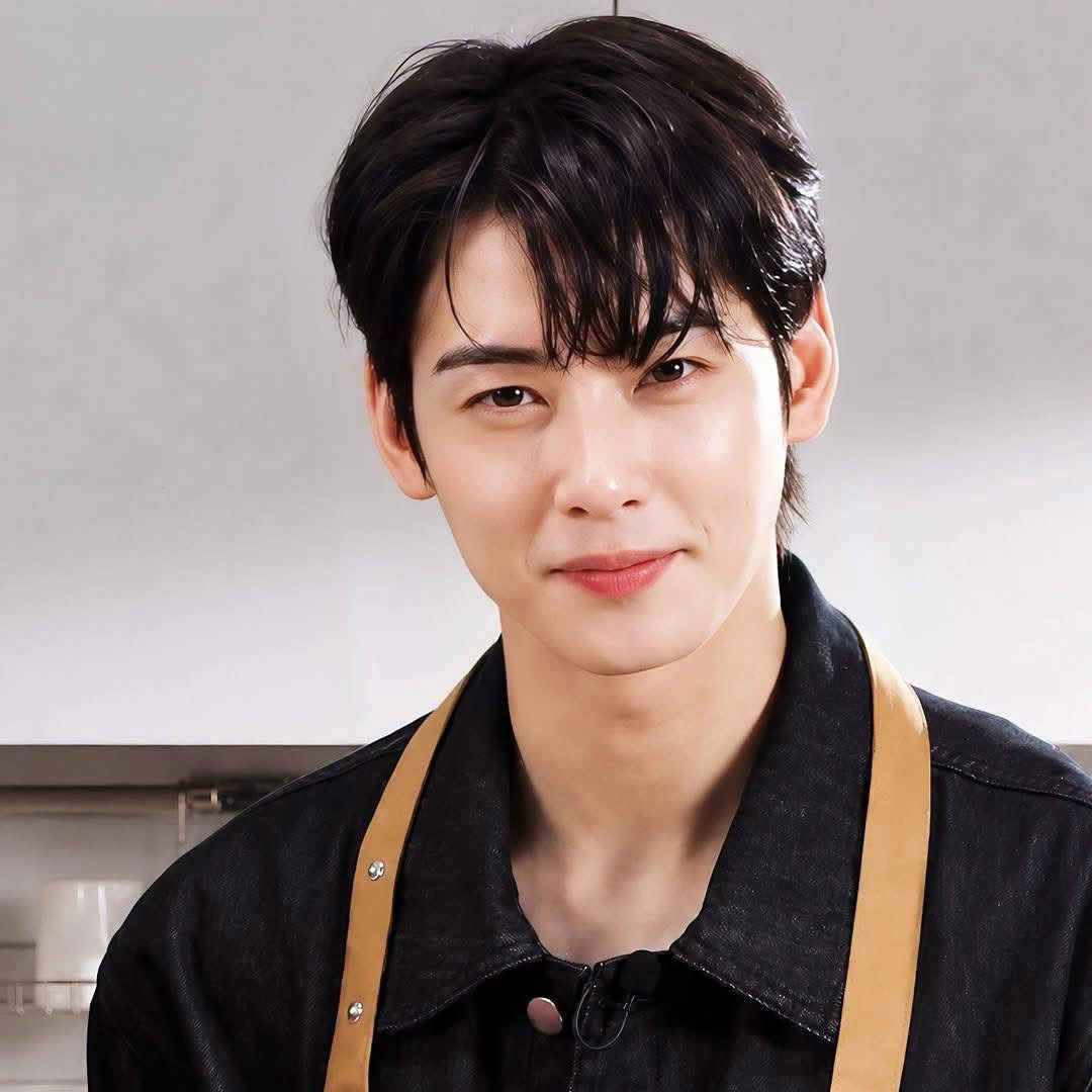 Latest photo of Cha Eunwoo