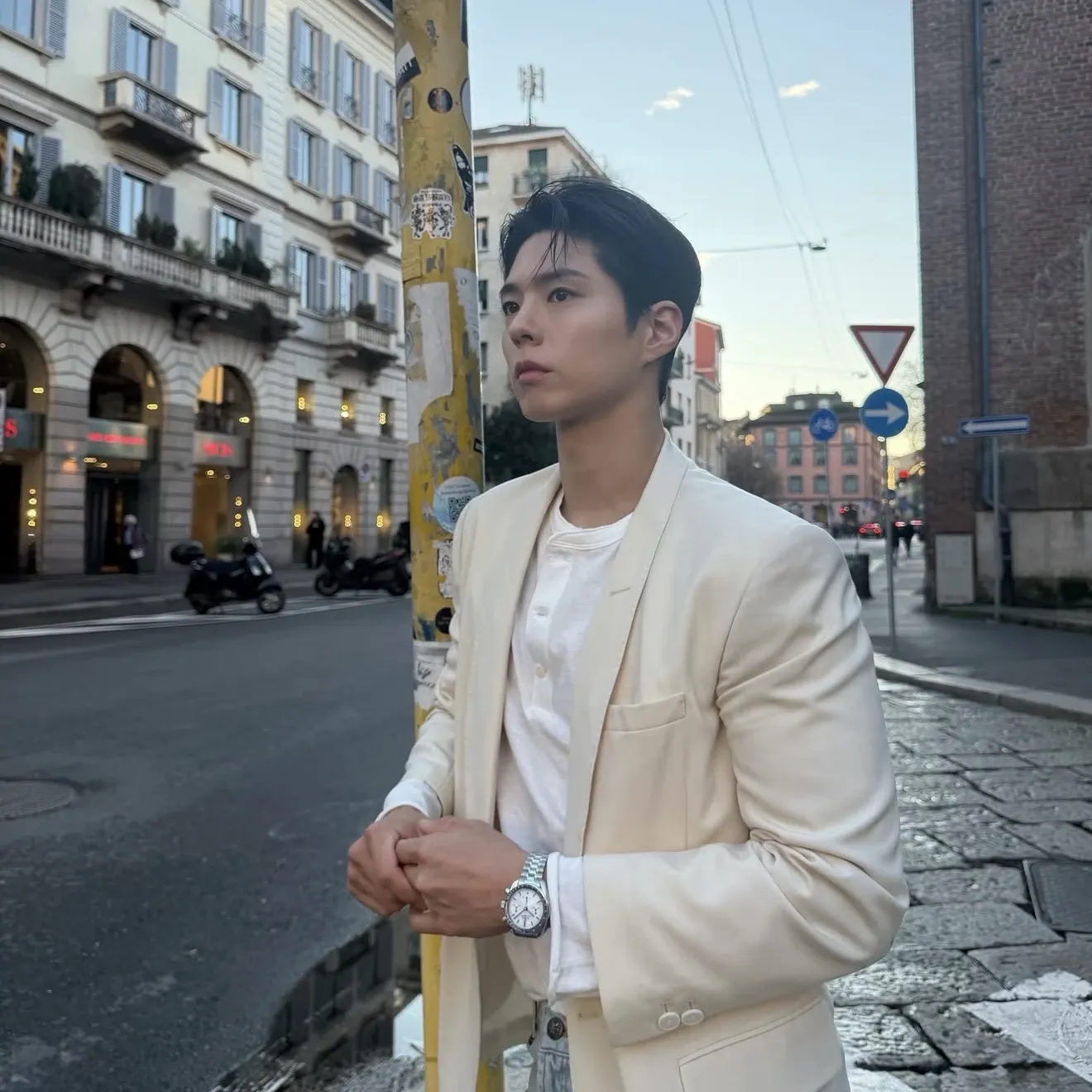 A moment captured by a fan of Park Bogum