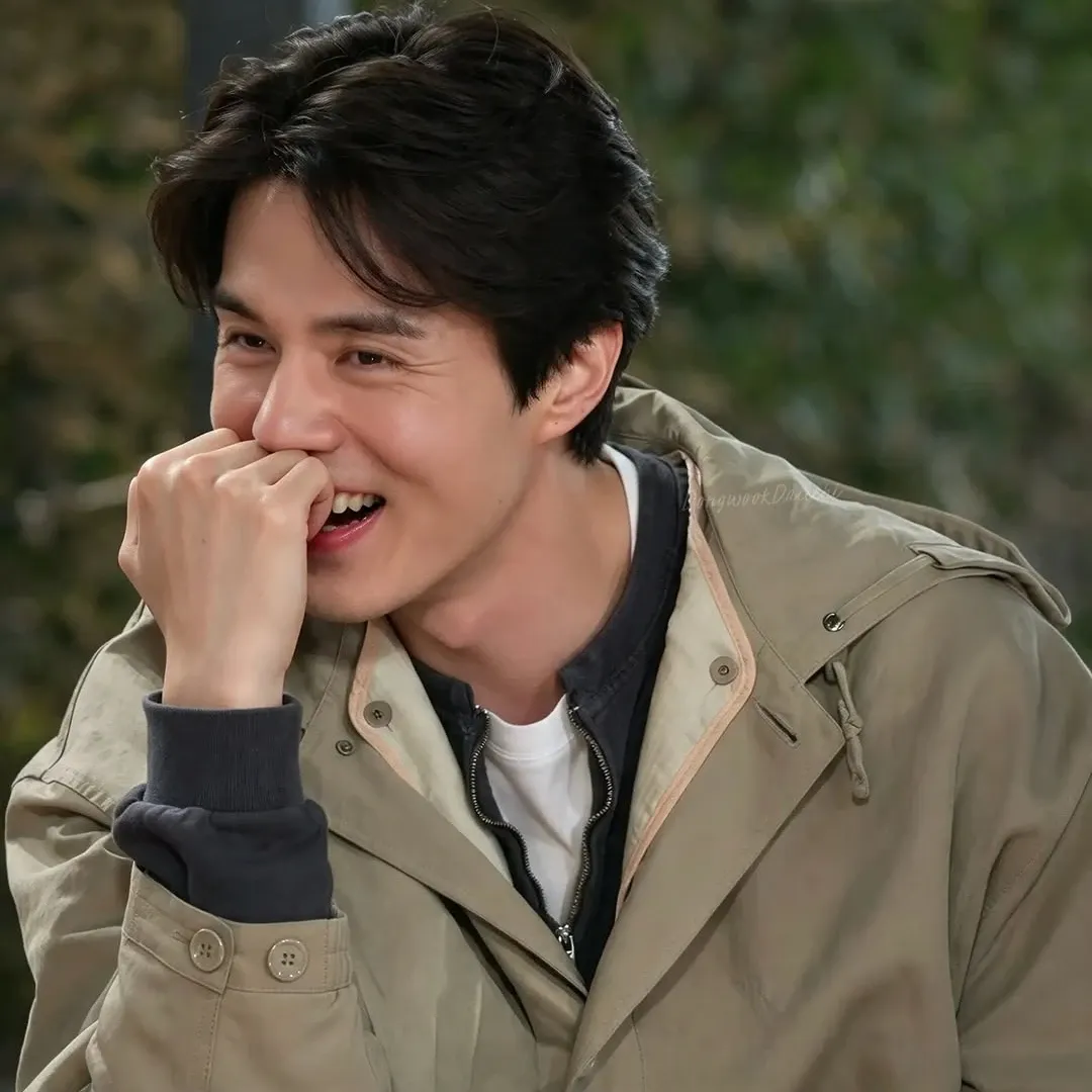A moment captured by a fan of Lee Dongwook