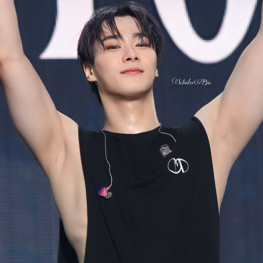 Recent activity shot of Cha Eunwoo