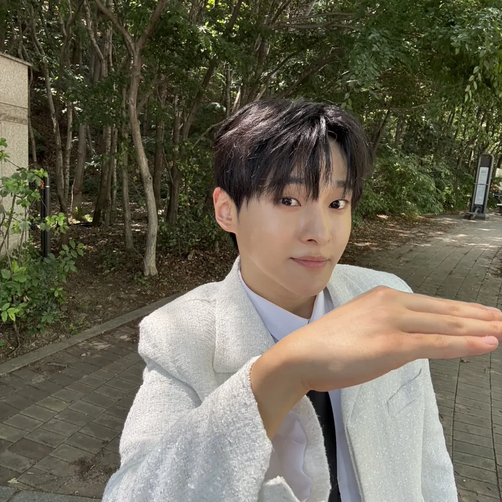Behind-the-scenes cut of Seong Ri
