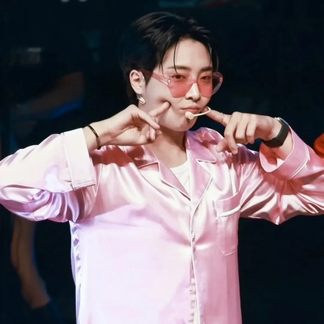 A moment captured by a fan of Hwang Yunsung