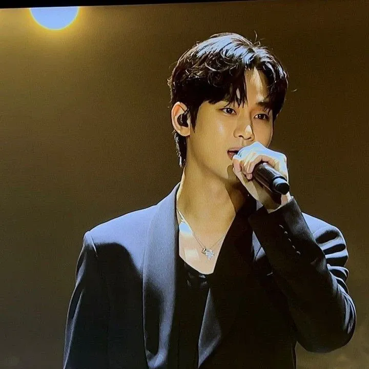 A moment captured by a fan of Kim Soohyun